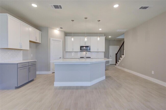 Building Photo - 1709 Summerlyn Ter Dr