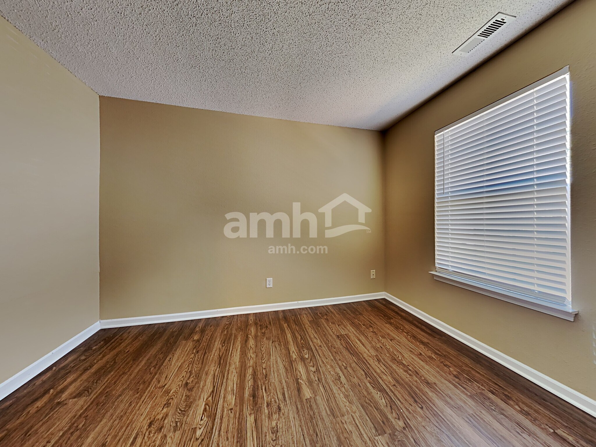 Building Photo - 10981 Clear Spring Dr