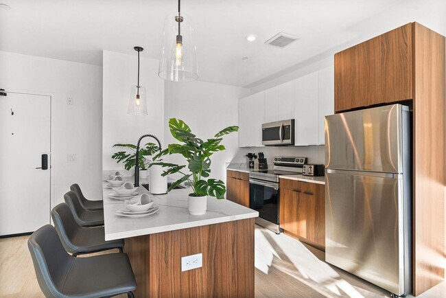 Building Photo - 600 Broadway-SI ID1240317P