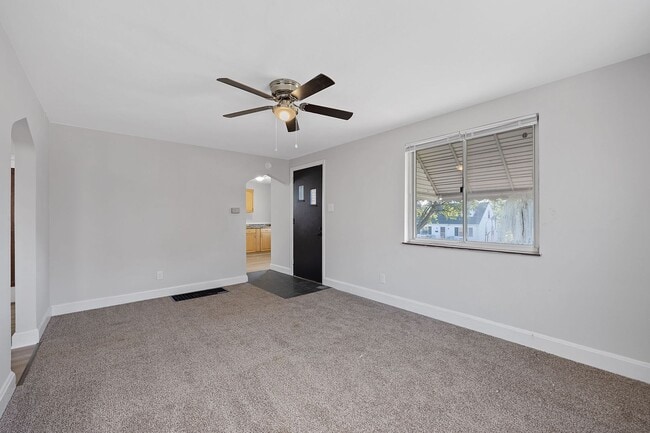 Building Photo - BRIDGETOWN - Adorable spacious 2 bed 1 bath brick ranch.