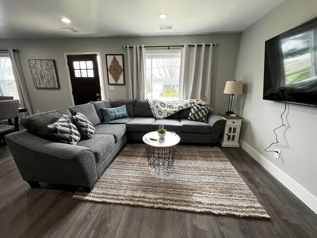 Building Photo - Fully Furnished rental with excellent central location in North cincinnati Suburbs