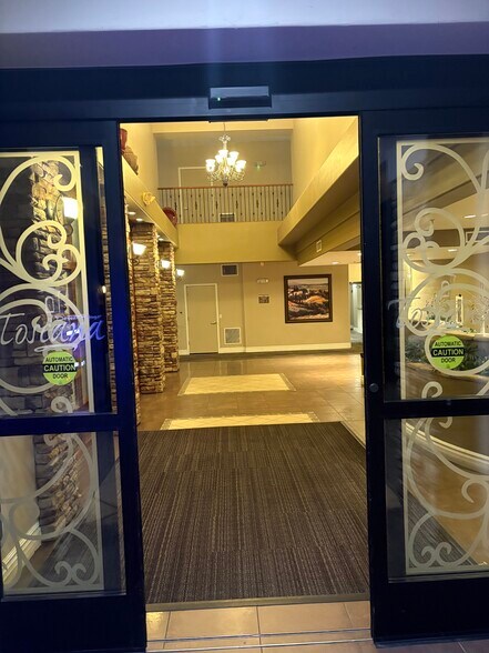 Main entrance to lobby - 5450 E Deer Valley Dr