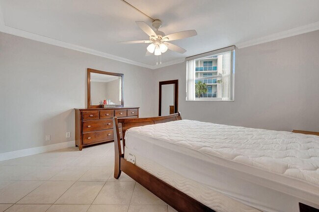 Building Photo - 1913 S Ocean Dr