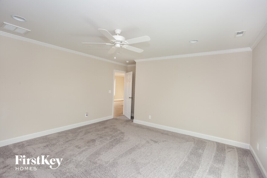 Building Photo - 621 E Mills Dr