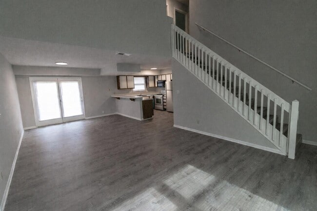 Building Photo - 1913 Greenleaves Ct