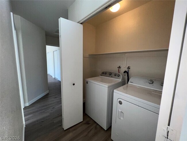 Building Photo - 635 Delorean Dr