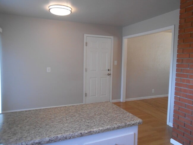 Building Photo - 3 Bedroom Home On Placer, Parking Pad Behi...