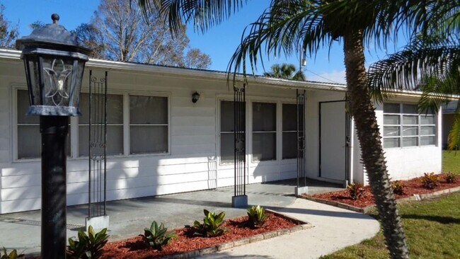 Building Photo - 1550 5th Ct