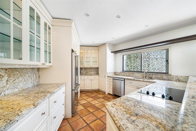 Building Photo - 2120 S Bayshore Dr