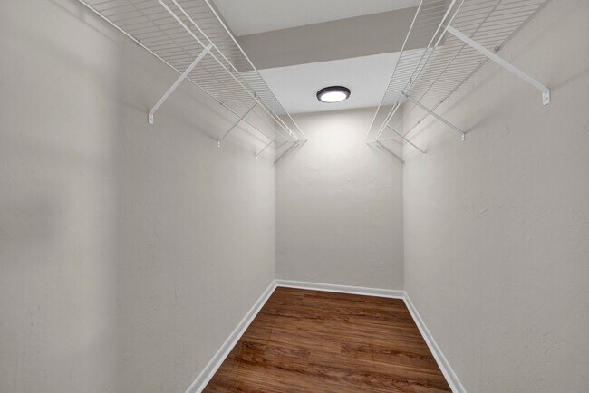 Building Photo - Bright and Spacious 2 Bedroom Condo in Spanish Pines