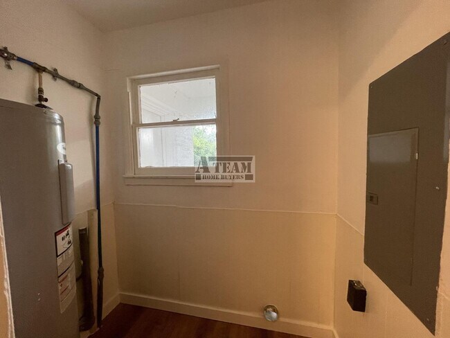 Building Photo - Newly updated 3 Bedroom 2 Bath located in ...