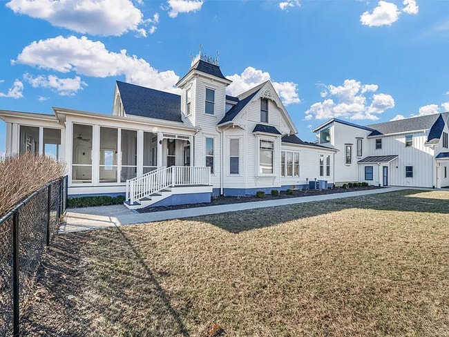 Building Photo - NEW LISTING-5 bedroom, 3 bathroom farmhouse-DeLand, Illinois