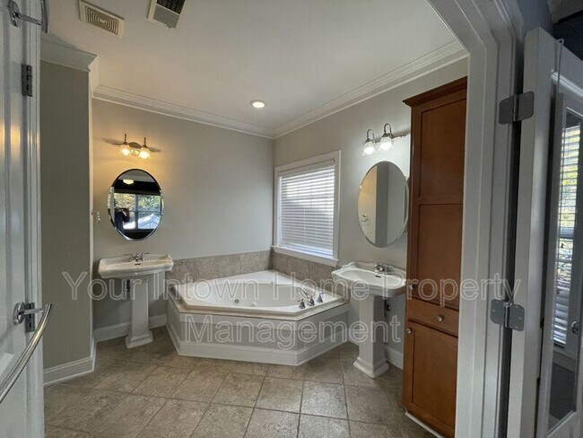 Building Photo - 239 Carlyle Park Dr