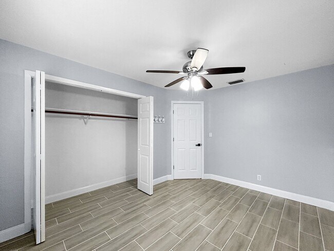 Building Photo - SECTION8 VOUCHER ACCEPTED! Beautiful Seminole Home with Large, Fully Fenced Backyard! | 3beds/1.5...