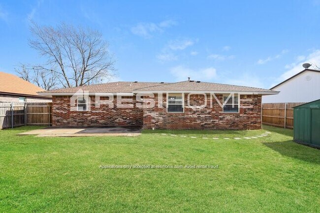 Building Photo - 736 Smalley Dr