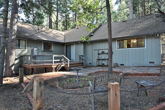 Building Photo - Large 2-bedroom home on private cul-de-sac backs up to Forebay Community Park and the Reservoir!