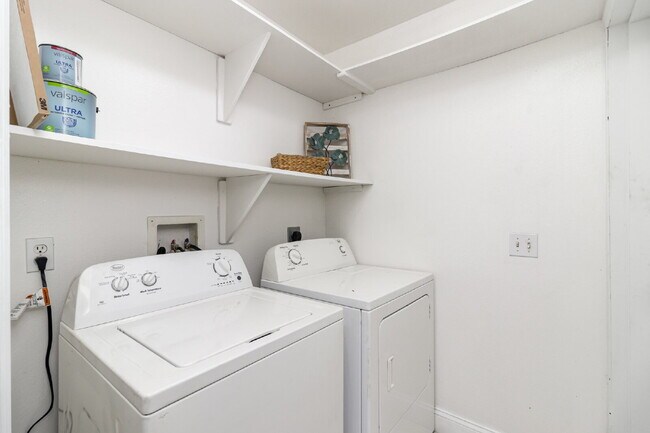 Building Photo - Cocoa Duplex