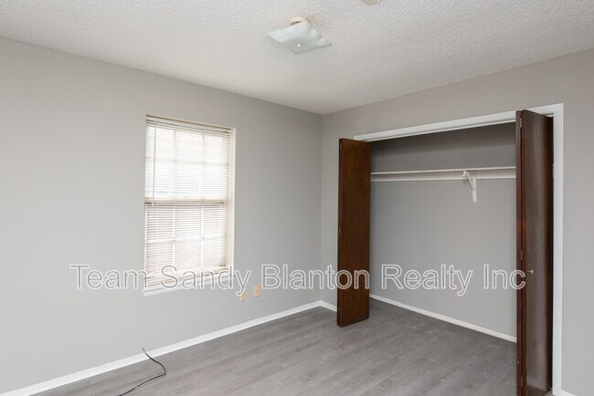 Building Photo - 5405 E Shore Dr