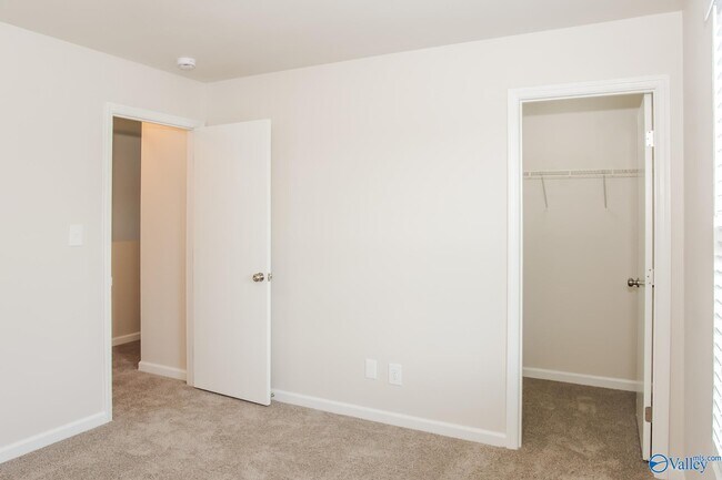 Building Photo - 204 Farmington Dr