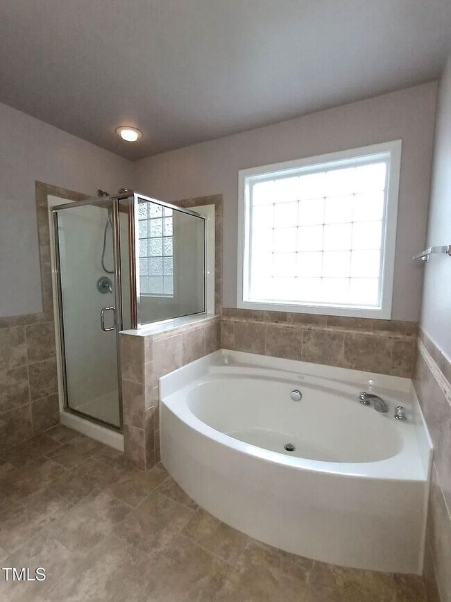 Building Photo - Sought After Riverwood Townhome!