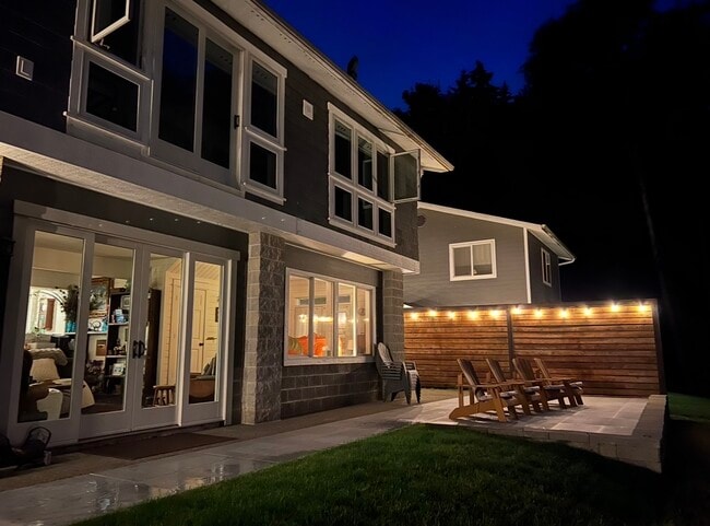Building Photo - 7075 NE Bay Hill Rd