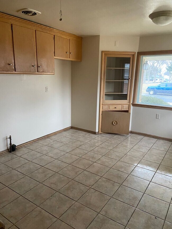 Building Photo - NICE 3BR SINGLE FAMILY, BRICK, CLOSE TO EVERYTHING, BASEMENT, YARD, GARAGE1