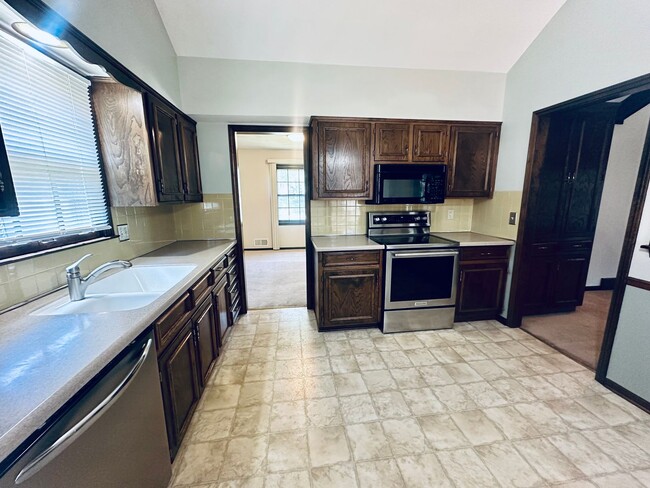Building Photo - {12119} Spacious Home in Fantastic Locatio...