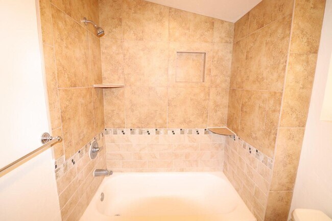 Building Photo - 3 Bedroom 2 Bathroom