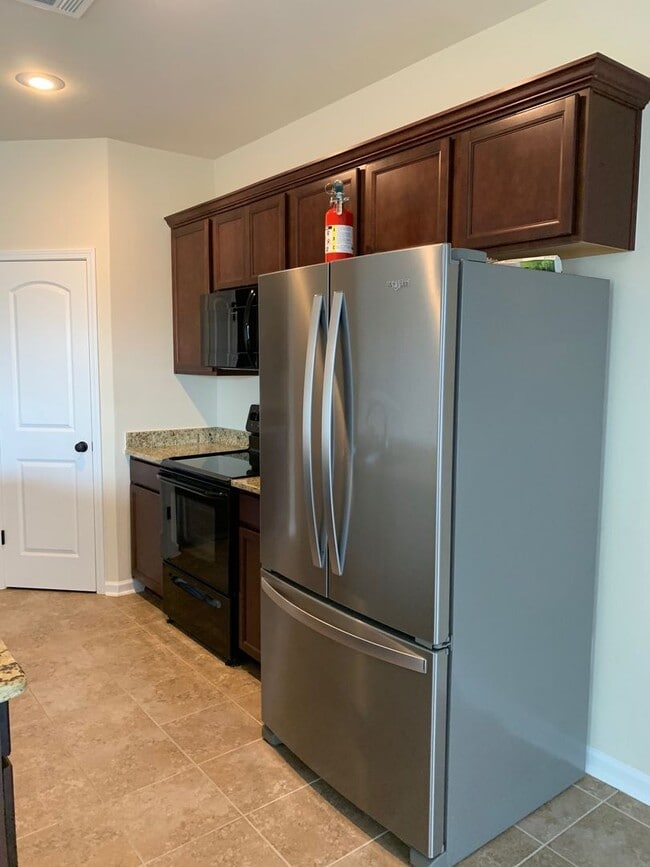 Building Photo - Beautiful 3 bedroom 2 bath home in