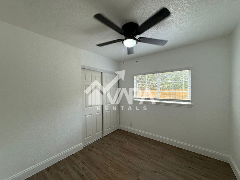 Building Photo - 4019 Sunrise Bluff Dr