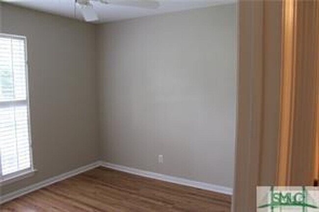 Building Photo - 3 bed 2 Bath Richmond Hill