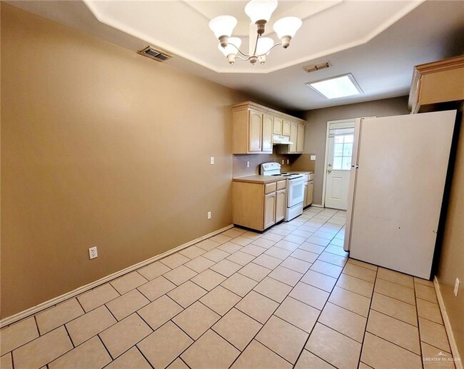 Building Photo - 16 Tahiti Dr