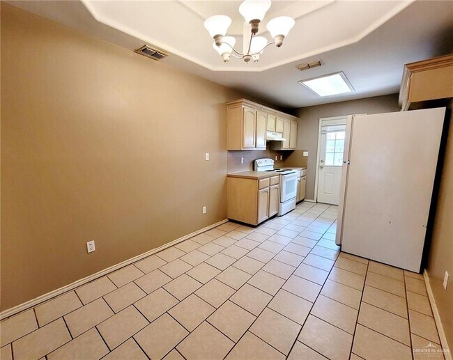 Building Photo - 2402 Tahiti Dr