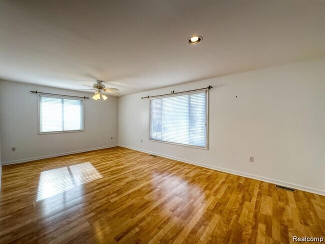 Building Photo - 806 N Altadena Ave