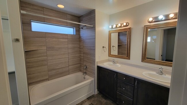 Building Photo - 4 bed | 2 1/2 bath | 2 car garage in Deser...