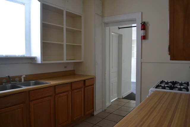 Building Photo - 5 Bed 3 Bath House