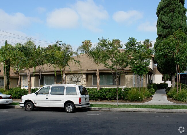 Building Photo - 1625 S Hampstead St