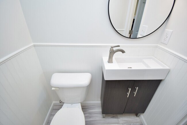 Building Photo - 647 Regent Rd