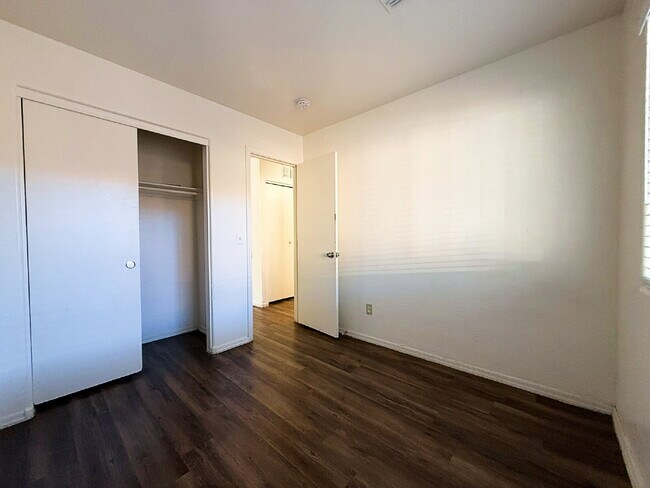 Building Photo - "Spacious 4-Bedroom Townhouse in Prime Phoenix Location – Quiet and Move-in ready!"