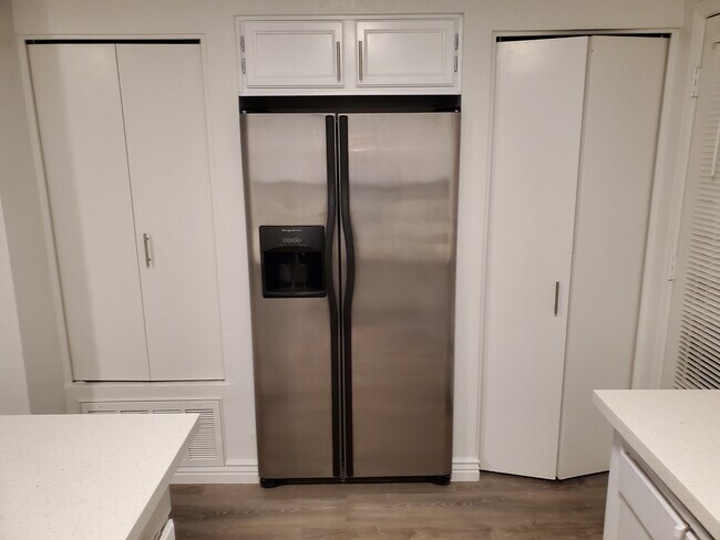 Building Photo - 4601 N 102nd Ave