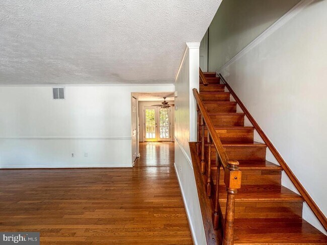 Building Photo - 8112 Parkdale Ct