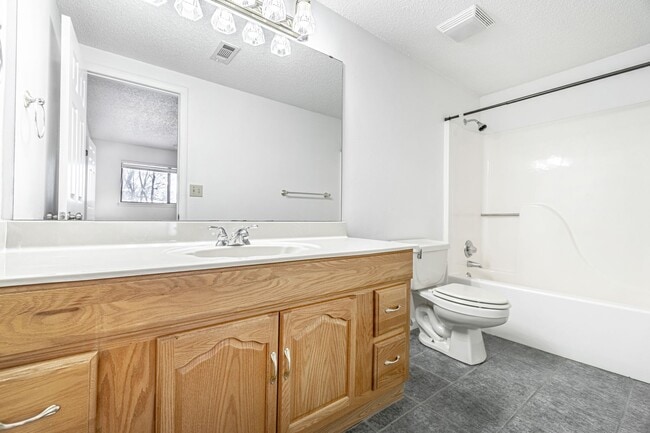 Building Photo - Rogers Duplex in Desirable Location!