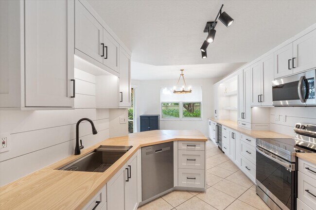 Building Photo - 2916 Deer Creek Country Club Blvd