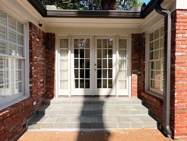 Building Photo - 289 Woodmont Dr