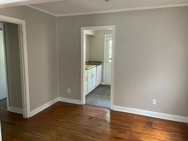 Building Photo - Cozy 2-Bedroom Home with Hardwood Floors & Spacious Yard