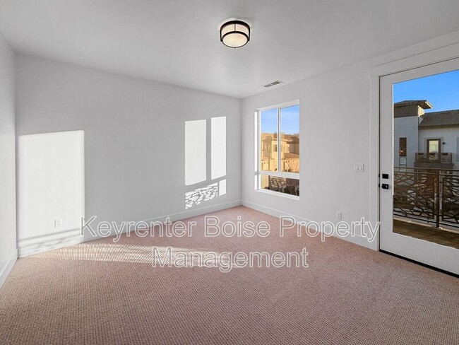 Building Photo - 280 S Filbert Ln