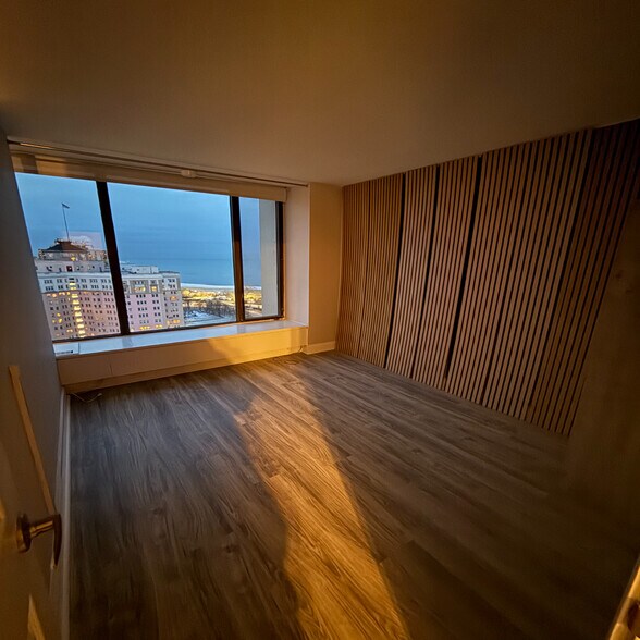 Building Photo - 5455 N Sheridan Rd