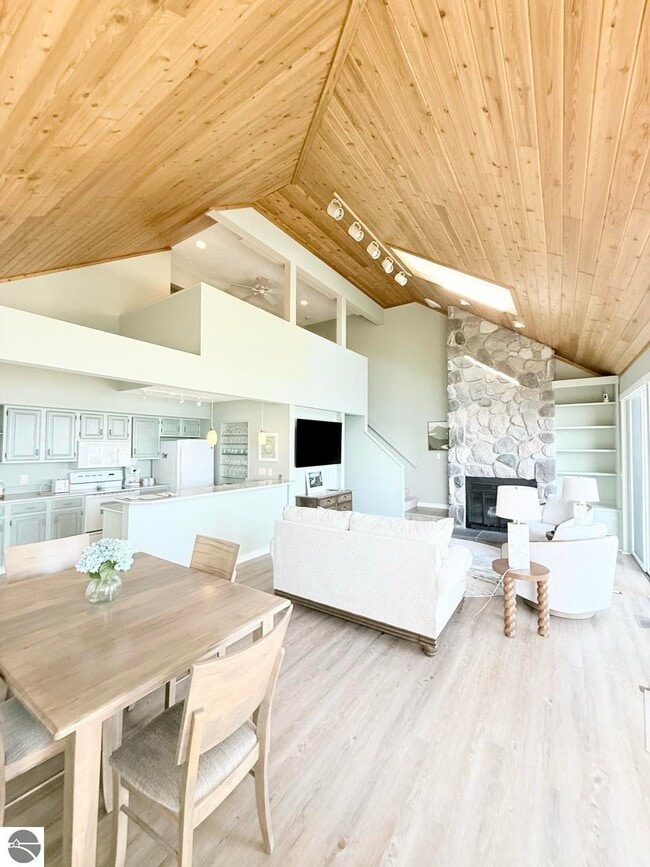 Building Photo - 776 N Yacht Club Dr