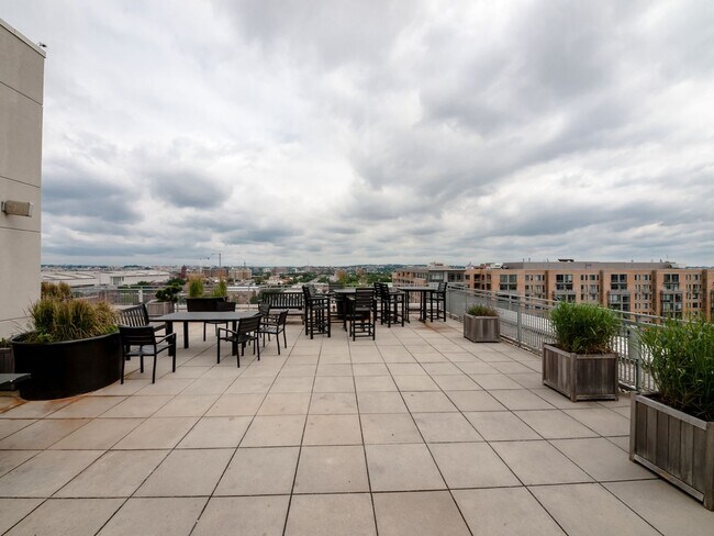 Building Photo - Centrally Located 1BD/1BA w Parking Chinat...
