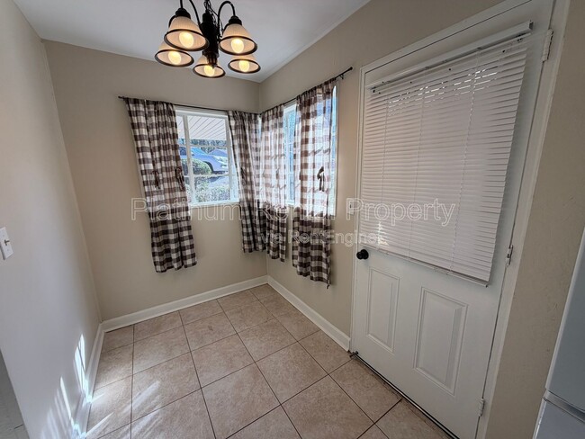 Building Photo - 1747 Carter Cir